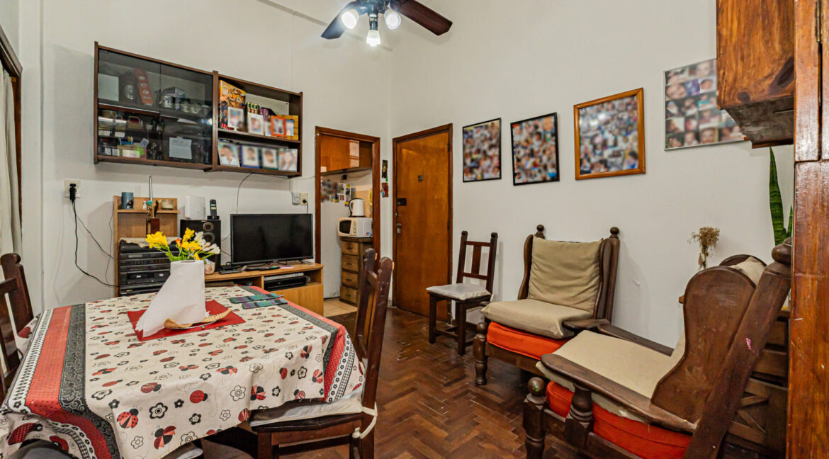 Av Alvarez Thomas 811-18