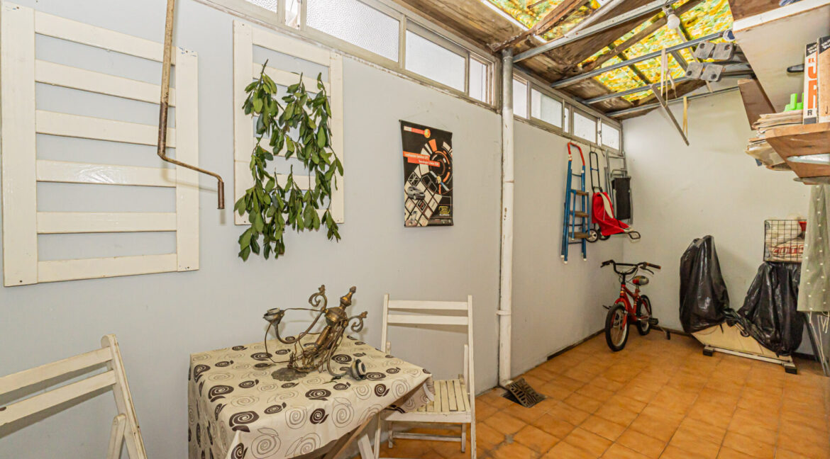 Av Alvarez Thomas 811-9